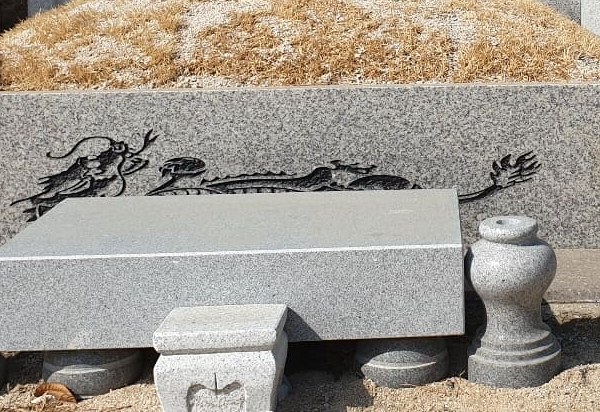 종중묘역 — 용 무늬를 새긴 호석과 상석·향로석을 갖춘 봉분 앞
